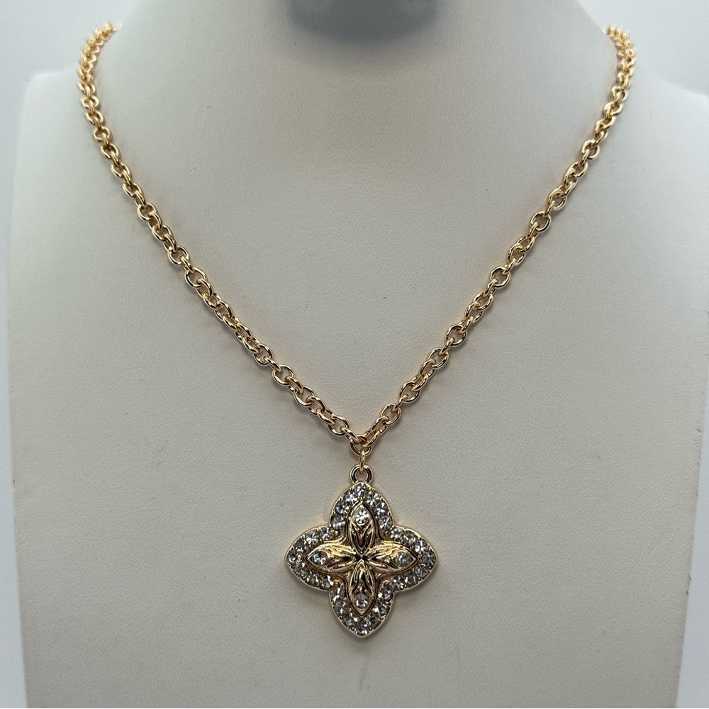 T Tahari Gold Tone Clover Flower Crystal Pendant Necklace Designer Glam Evening